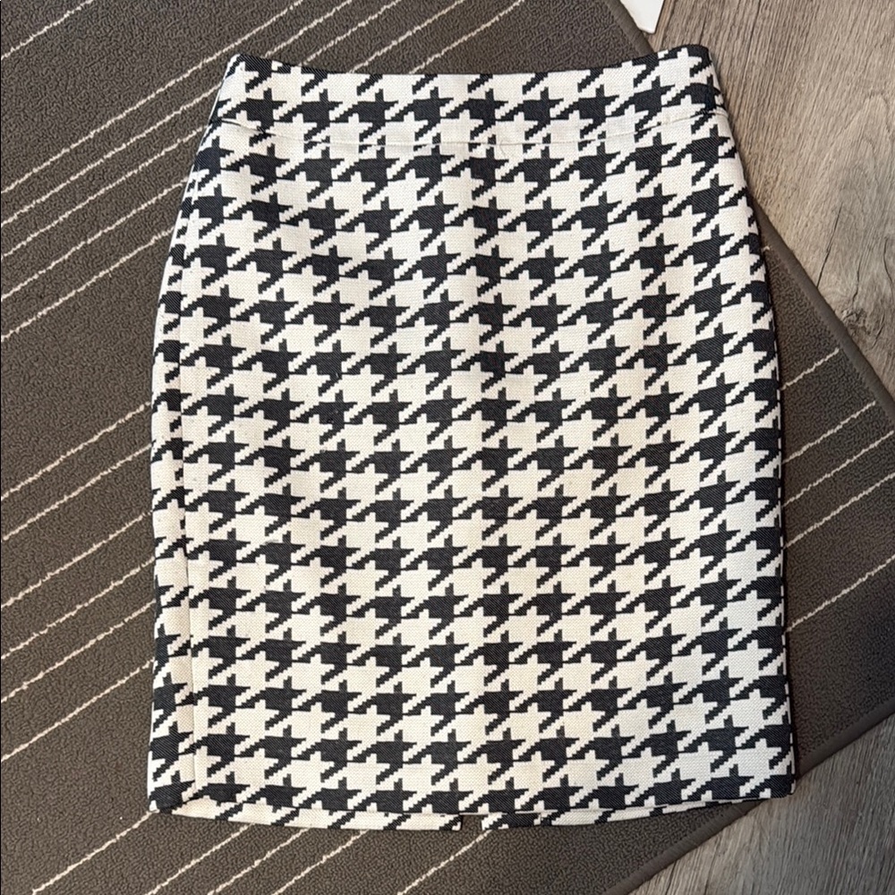 Banana Republic Black and White Houndstooth Pencil Skirt